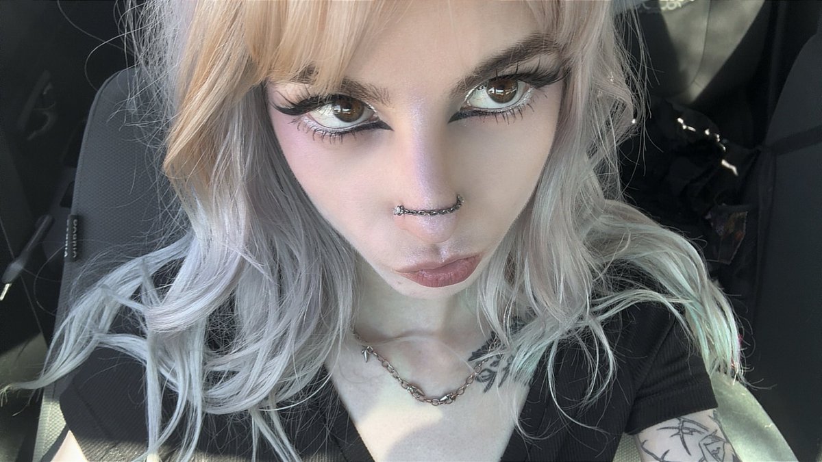 prttydeadly's tweet photo. @PiggyPayouts can i be your mommy ? https://t.co/BY2HlhV64E