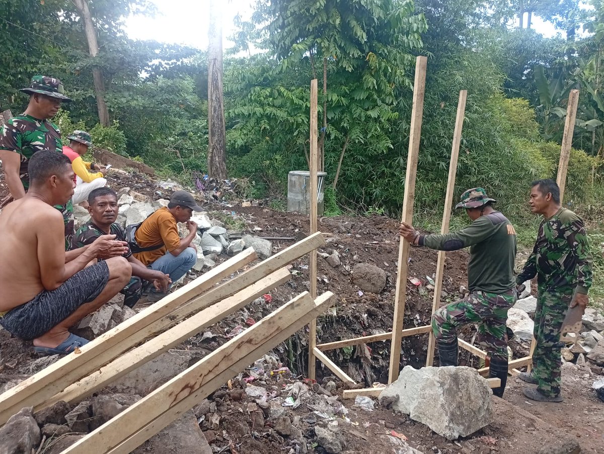Kodam9Udayana's tweet image. Kodim 1614/Dompu dan Warga Kompak, Pemasangan Patok Jembatan Garuda di Desa Nowa Berjalan Lancar

#TNIManunggalRakyat #JembatanGaruda #GotongRoyong #PembangunanDesa #Dompu