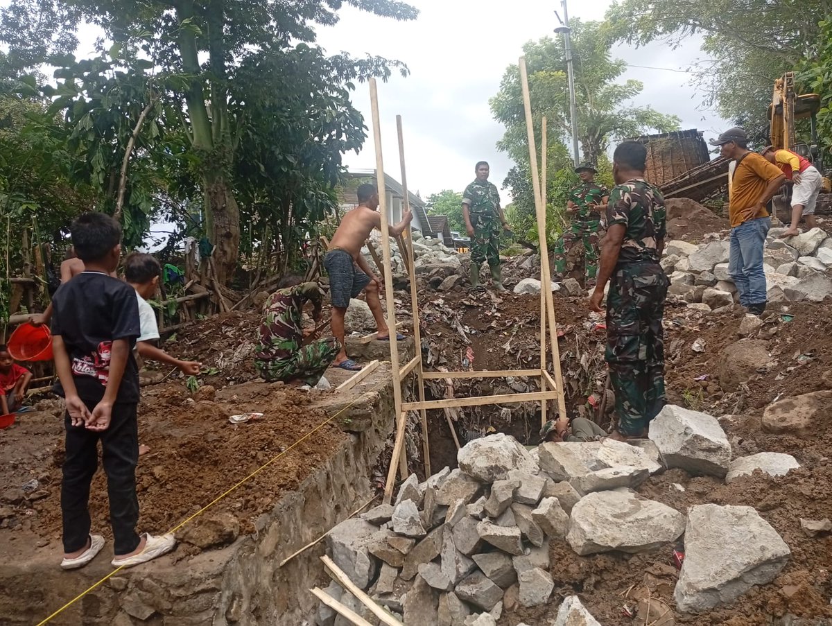 Kodam9Udayana's tweet image. Kodim 1614/Dompu dan Warga Kompak, Pemasangan Patok Jembatan Garuda di Desa Nowa Berjalan Lancar

#TNIManunggalRakyat #JembatanGaruda #GotongRoyong #PembangunanDesa #Dompu