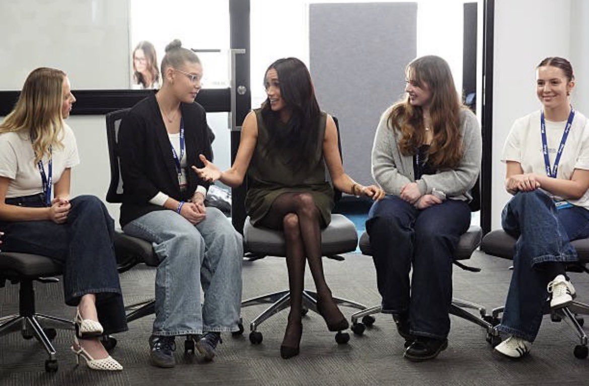 ZandiSussex's tweet image. These students will remember this experience for life. Harry &amp;amp; Meghan took part in a discussion with young mental health advocates at the Batyr mental health engagement programme at Swinburne University of Technology.

#HarryAndMeghan #WelcomeToAustralia