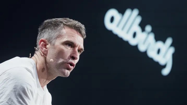 dakaravaz's tweet image. スニーカーブランドの『Allbirds』が、突如AI企業への転身を発表。

・社名を『NewBird AI』にリブランディング
・スニーカー事業を62億で売却
・新たに参入するのはGPU-as-a-Service事業
・発表直後、株価が7倍に急騰

落ち目企業が『AI』を名乗った瞬間に再起した。
今のAIバブル感がよく分かる。