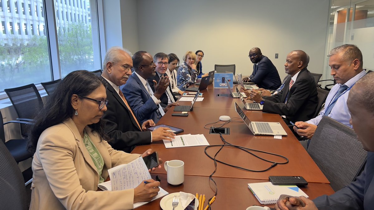 SADC_News's tweet image. SADC  Secretariat &amp;amp; the #WorldBank have reaffirmed their strong partnership following a high‑level engagement in Washington, D.C. 
The meeting reviewed progress across SADC’s regional programme portfolio, valued at over US$31 million, &amp;amp; advanced cooperation in several sectors.