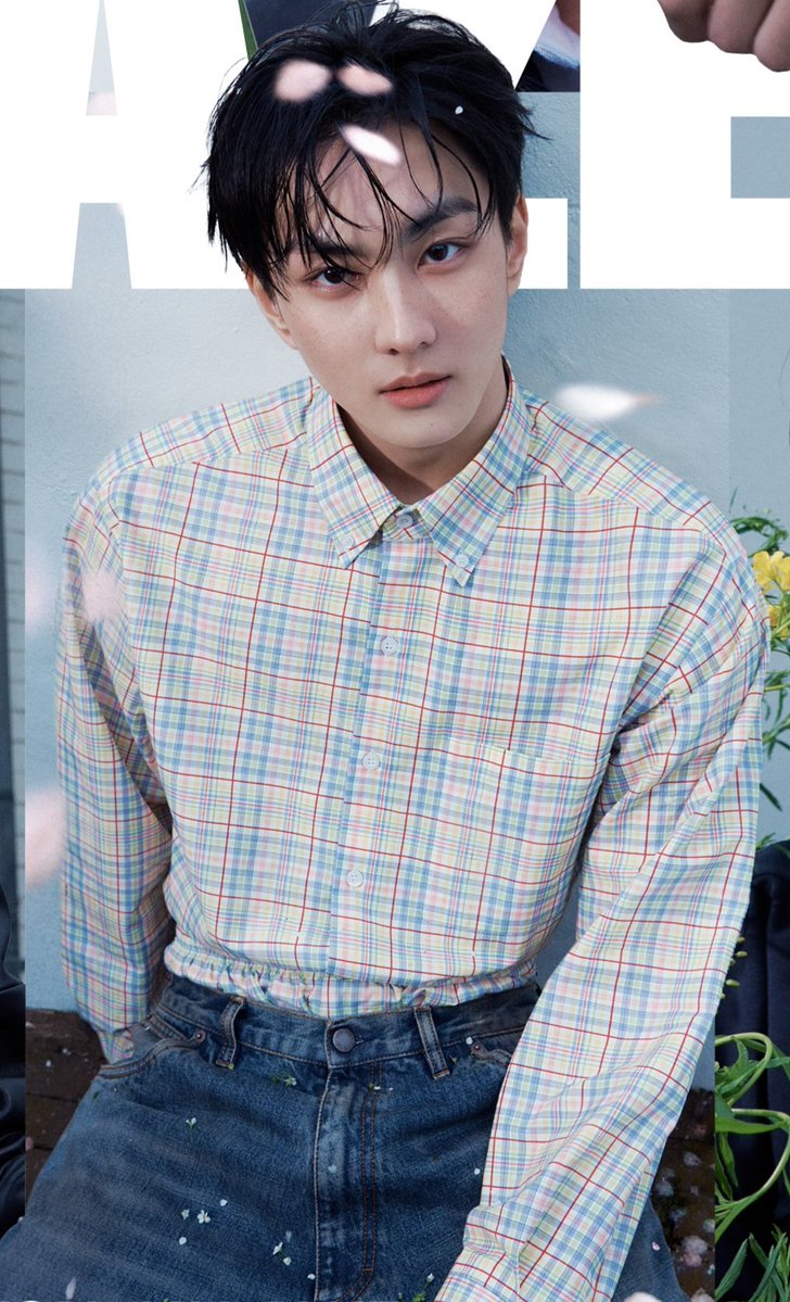 OMG HIS GAZE THO 🧎‍♀️🧎‍♀️ WTF HES SO HANDSOME