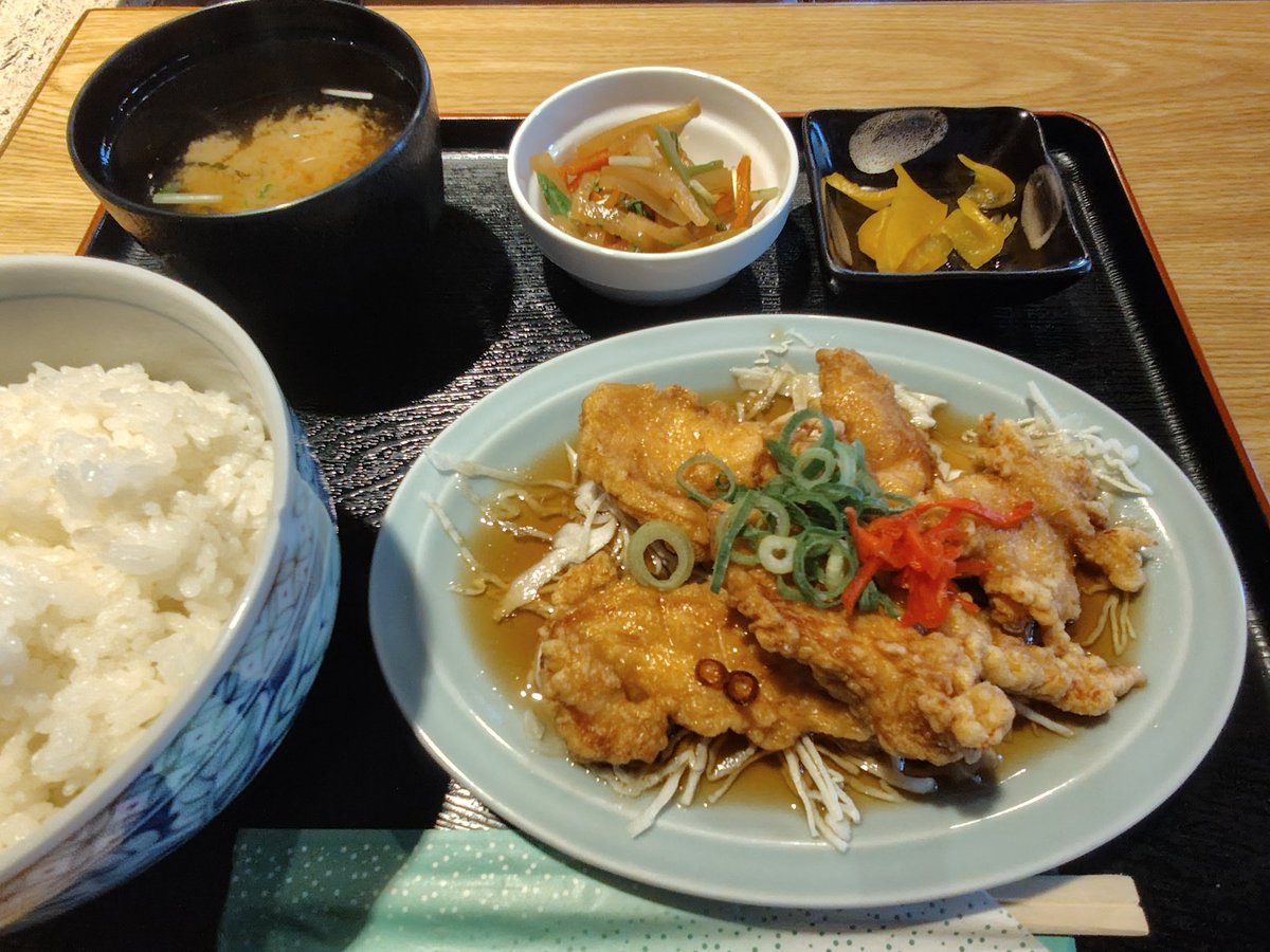 今日のランチ🥢
🐔油淋鶏❣️キター🥳🙌🏻
☕️🏠️こっちでは超久しぶり😂