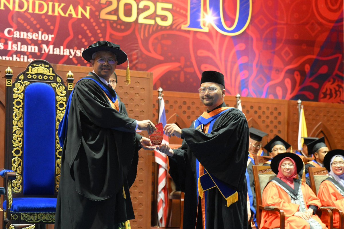 SPPMy's tweet image. Konvokesyen Kolej Vokasional, KPM Kali ke-10 Tahun 2026

Majlis ini diadakan di Dewan Tunku Canselor, USIM, Kampus Nilai, Negeri Sembilan. Dato’ Hj. Adzman Talib (Pengerusi SPP) diberikan kesempatan untuk menyampaikan diploma kepada 577 graduan.  

#SPP
#MalaysiaMADANI
#TaatSetia