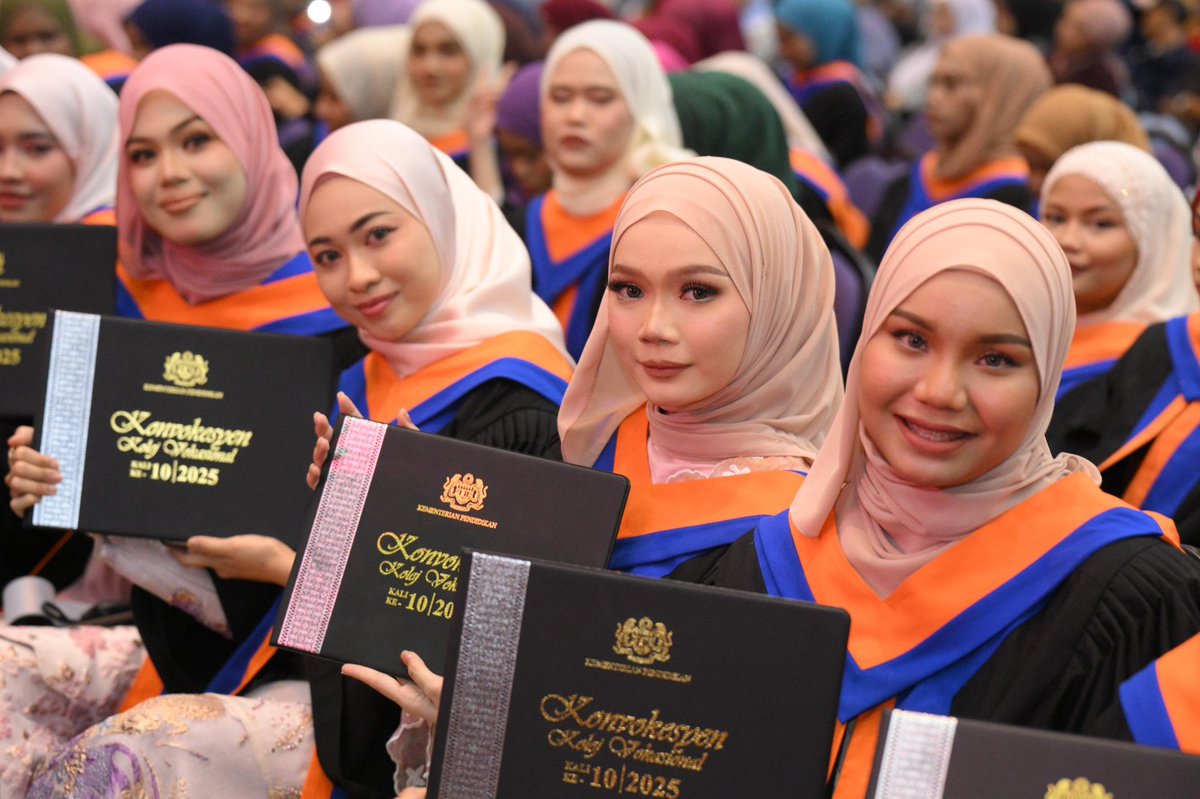 SPPMy's tweet image. Konvokesyen Kolej Vokasional, KPM Kali ke-10 Tahun 2026

Majlis ini diadakan di Dewan Tunku Canselor, USIM, Kampus Nilai, Negeri Sembilan. Dato’ Hj. Adzman Talib (Pengerusi SPP) diberikan kesempatan untuk menyampaikan diploma kepada 577 graduan.  

#SPP
#MalaysiaMADANI
#TaatSetia
