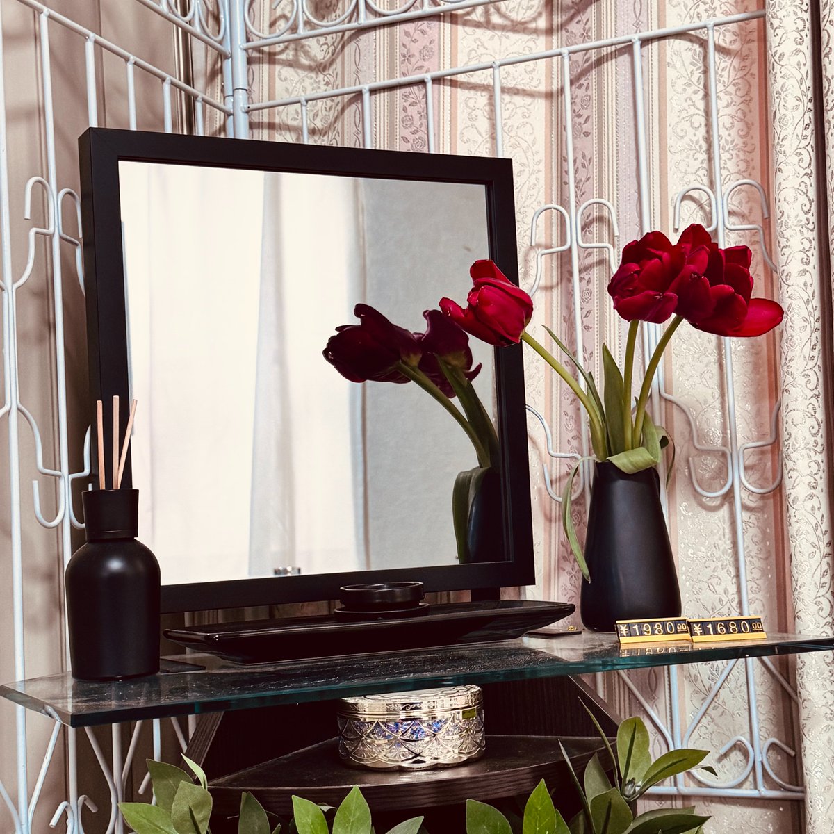 インテリア仏壇「鏡壇ミラリエ」「鏡壇ミロワ」に今日（4/16）の誕生花の「チューリップ（鬱金香）」 を飾ってみました。

#チューリップ
#鬱金香

#ミラリエ
#ミロワ
#グレイスプレイス
#花のある暮らし
#仏壇
#SGI仏壇
#創価学会仏壇
#壁掛仏壇
#インテリア仏壇
#ミラー仏壇