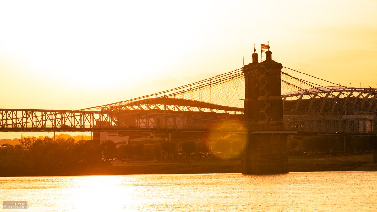 willouej's tweet image. Newport gave me the kind of sunset that slows everything down. Bridges fading into gold, #Cincinnati resting across the water, the whole river settling into quiet. #CincyLove #SunsetPhotography Also, Go #Reds