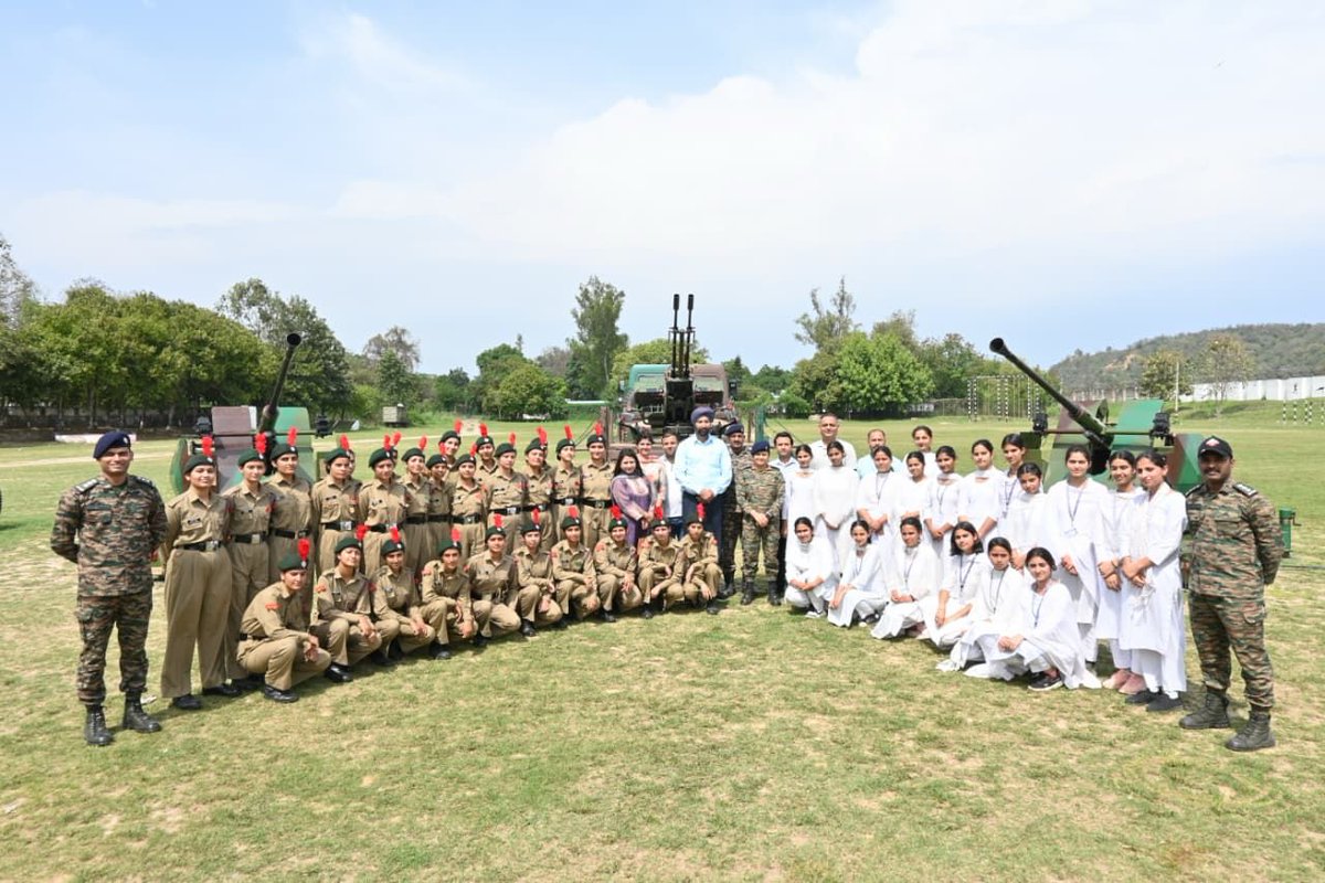 RisingStarCorps's tweet image. #IndianArmy

Future Women Warriors in the Making!

NCC girl cadets of Govt Women Degree College, Kathua visited Dhangu Military Station, #Pathankot - gaining insight into Army life and drawing inspiration to serve.

@adgpi
@WesternComd_IA