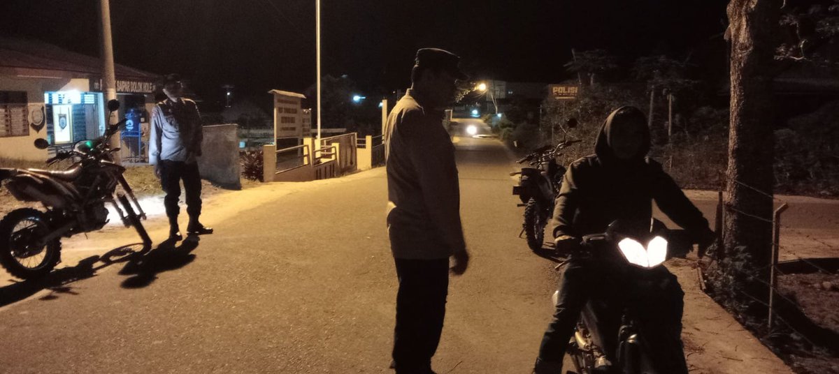 AndokLaras's tweet image. Polsek Saipar Dolok Hole melaksanakan Blue Light di Pasar Sipagimbar pada Selasa malam untuk mengantisipasi gangguan kriminalitas dan memastikan situasi kamtibmas tetap aman serta kondusif bagi masyarakat #PolsekSDHole #SaiparDolokHole #BlueLight #Kamtibmas #PolresTapsel