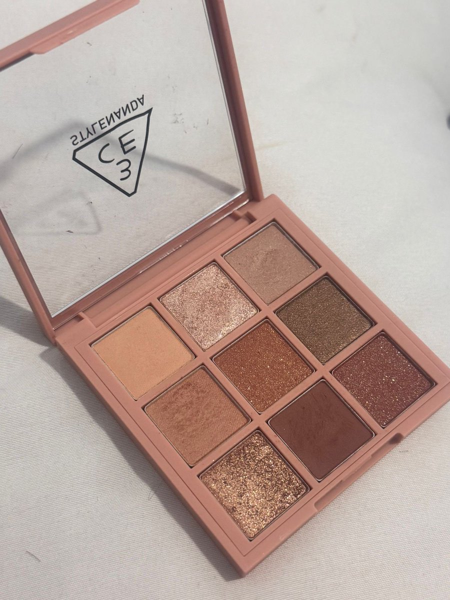 declutterl1ne's tweet photo. wts 3ce eyeshadow pallete shades overtake, cond masi 95% up baru dibeli sebulan official store 3ce alesan dijual karna salah pilih shade, price 265k, bisa by shopee,  (exc admin 10.5%) https://t.co/qJ8MVnhY5y