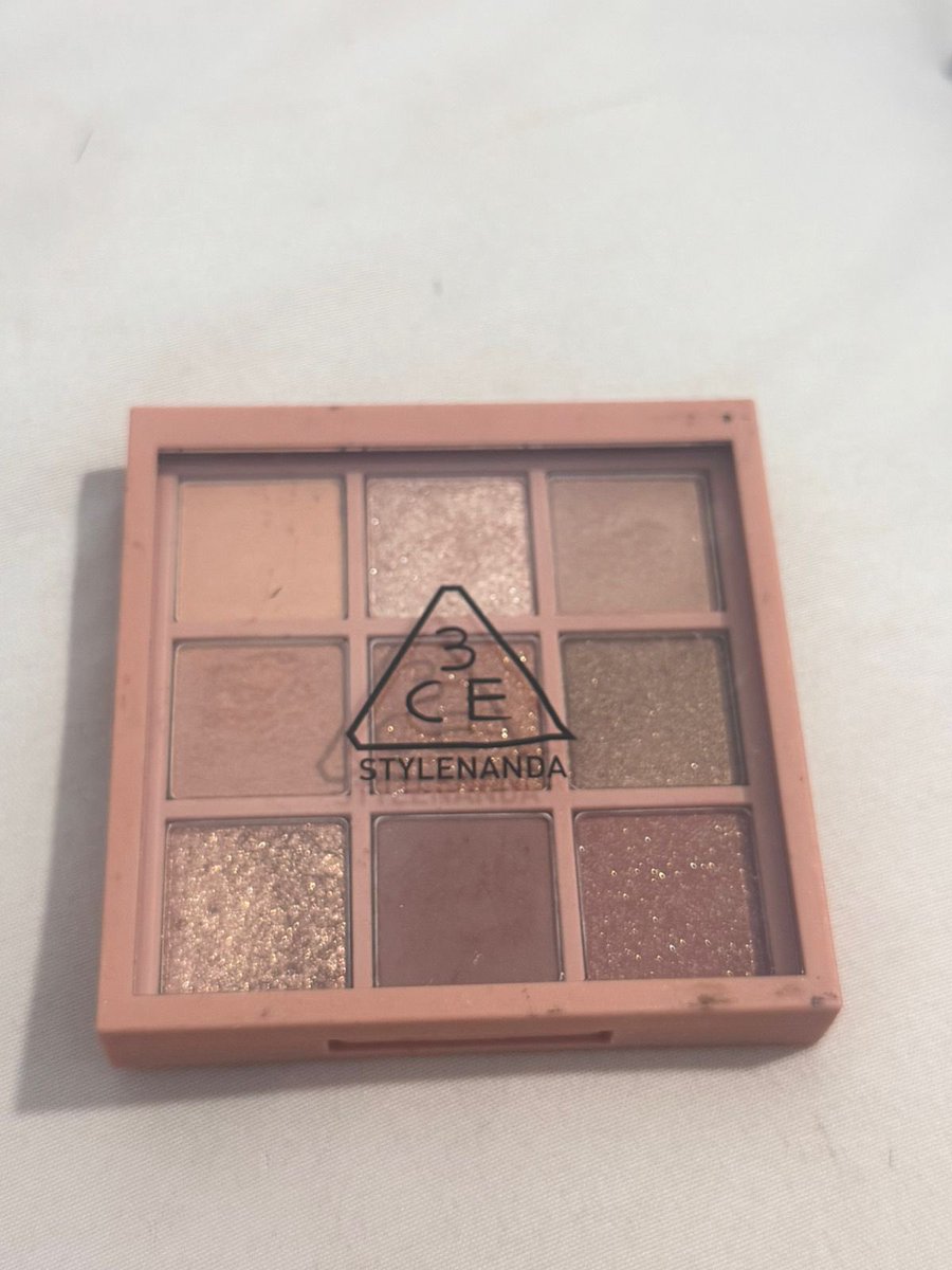 declutterl1ne's tweet photo. wts 3ce eyeshadow pallete shades overtake, cond masi 95% up baru dibeli sebulan official store 3ce alesan dijual karna salah pilih shade, price 265k, bisa by shopee,  (exc admin 10.5%) https://t.co/qJ8MVnhY5y