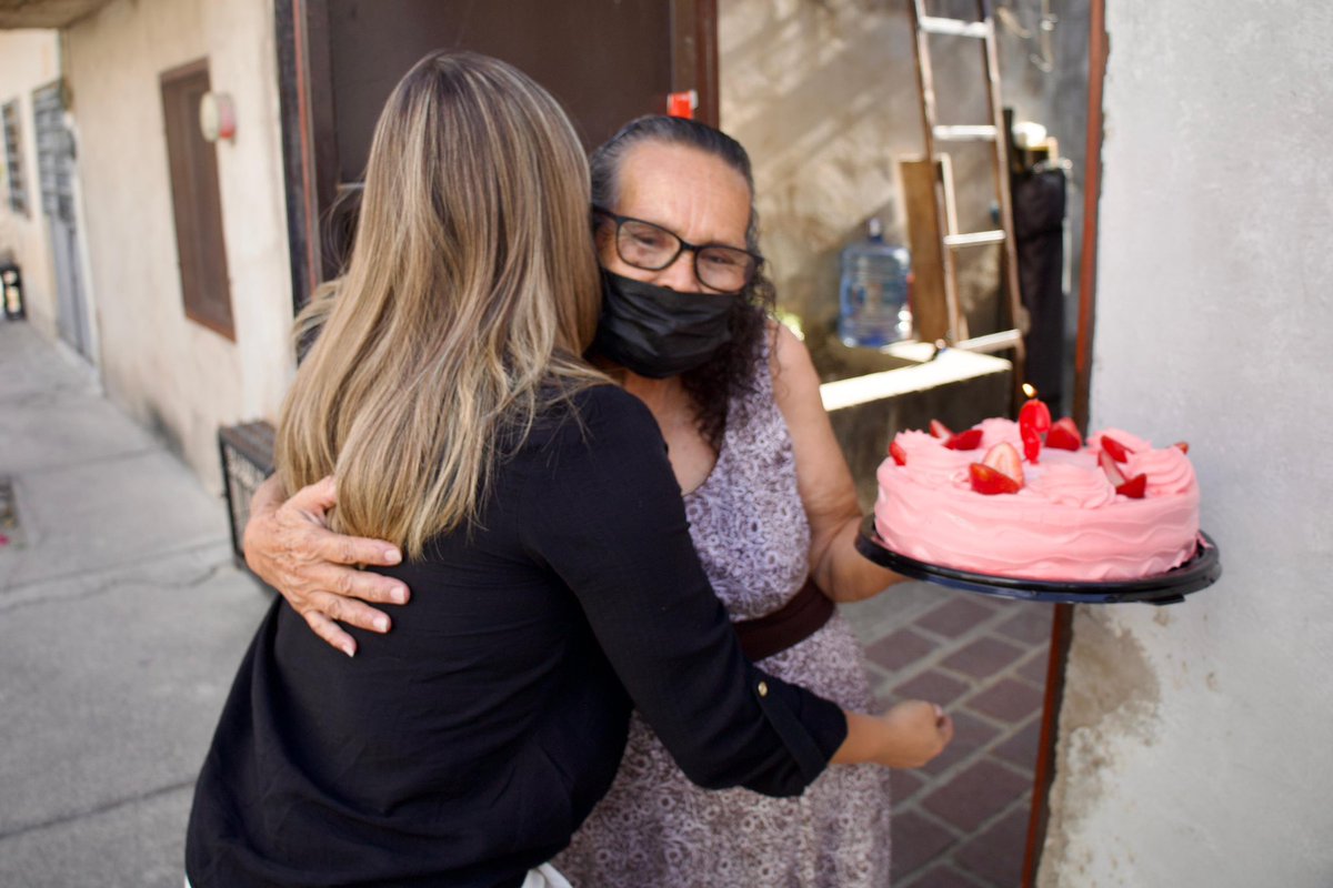 anaroblesgdl's tweet photo. Sorpresa de cumpleaños, con mucho amor para mi querida Marichuy. 🎂💖 https://t.co/Ah3nEfbTKP