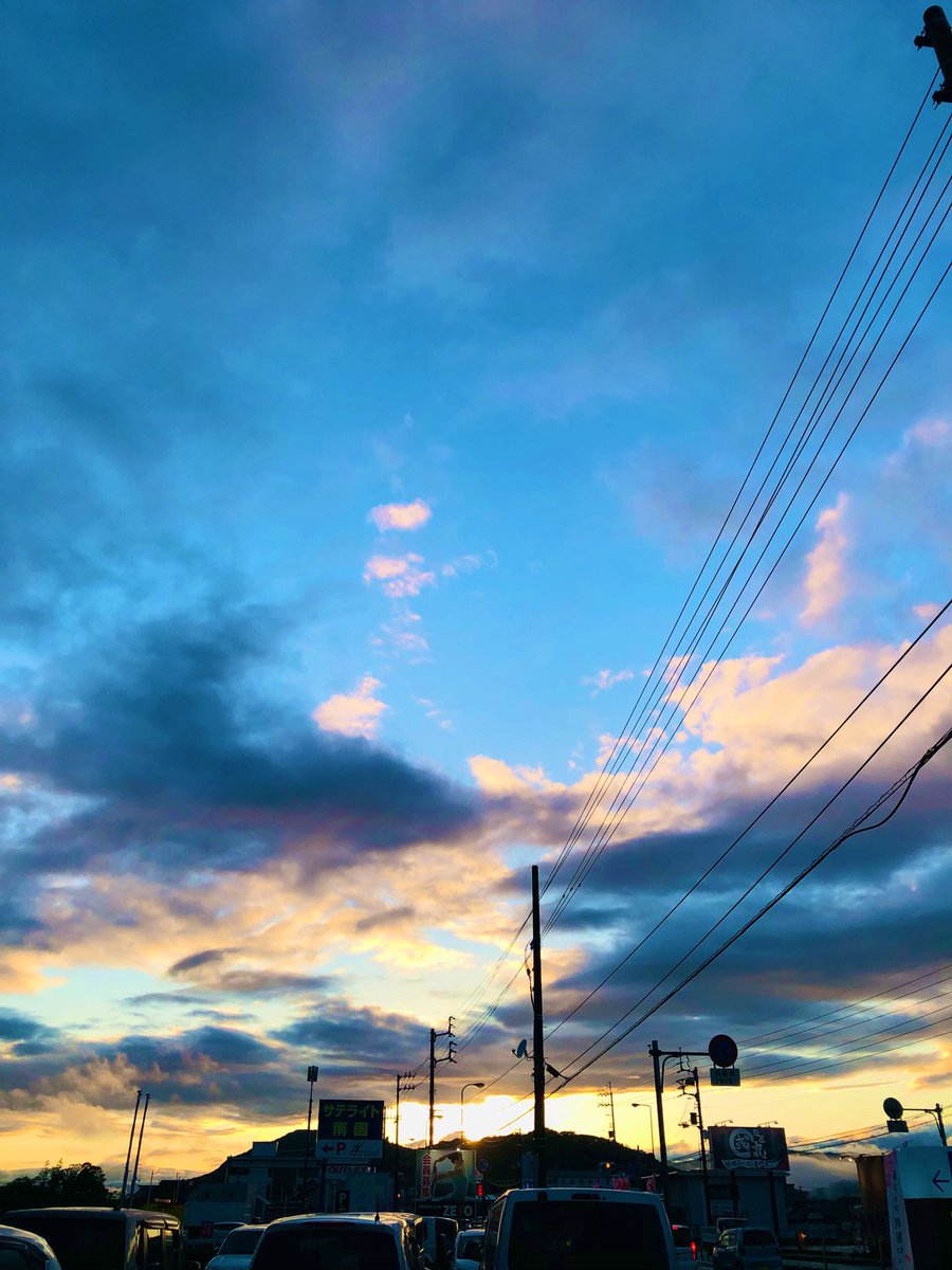 雨上がり。昨夕、友人も私も…車を降りてすぐ、西の空にカメラを向けた。そこには…春の長雨からバトンを手渡されたかのような、夕陽。足元の雨溜まりにも、オレンジの粒が沢山…浮かんでいた。きっと…同じ想いな、私達。人生、叶うなら…雨のち晴れであって欲しい‼︎という、希望に似た展望。#希望