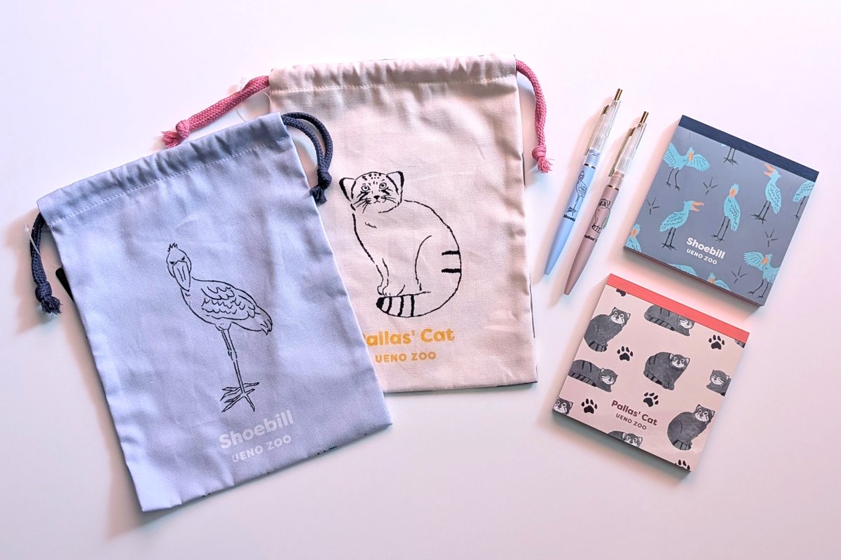 UenoZooGardens's tweet photo. 【園内ギフトショップより】
／
ハシビロコウとマヌルネコの
新商品が販売中です🎶
＼
「トラベル巾着　ハシビロコウ/マヌルネコ」
各800円（税込）
「スクエアメモ　ハシビロコウ/マヌルネコ」
各420円（税込）
「ボールペン　ハシビロコウ/マヌルネコ」
各396円（税込）

トラベル巾着は表と裏が異なるデザインで
普段使いにちょうど良い大きさです◎

スクエアメモは伝言メモなどに使いやすいサイズ感！
用途や気分に合わせて選べる4種類の絵柄が入っています📃

ボールペンはシンプルなデザインで
どんなシーンでも大活躍🖊

この春、新生活のスタートにおすすめです✨

 #uzoo_g
