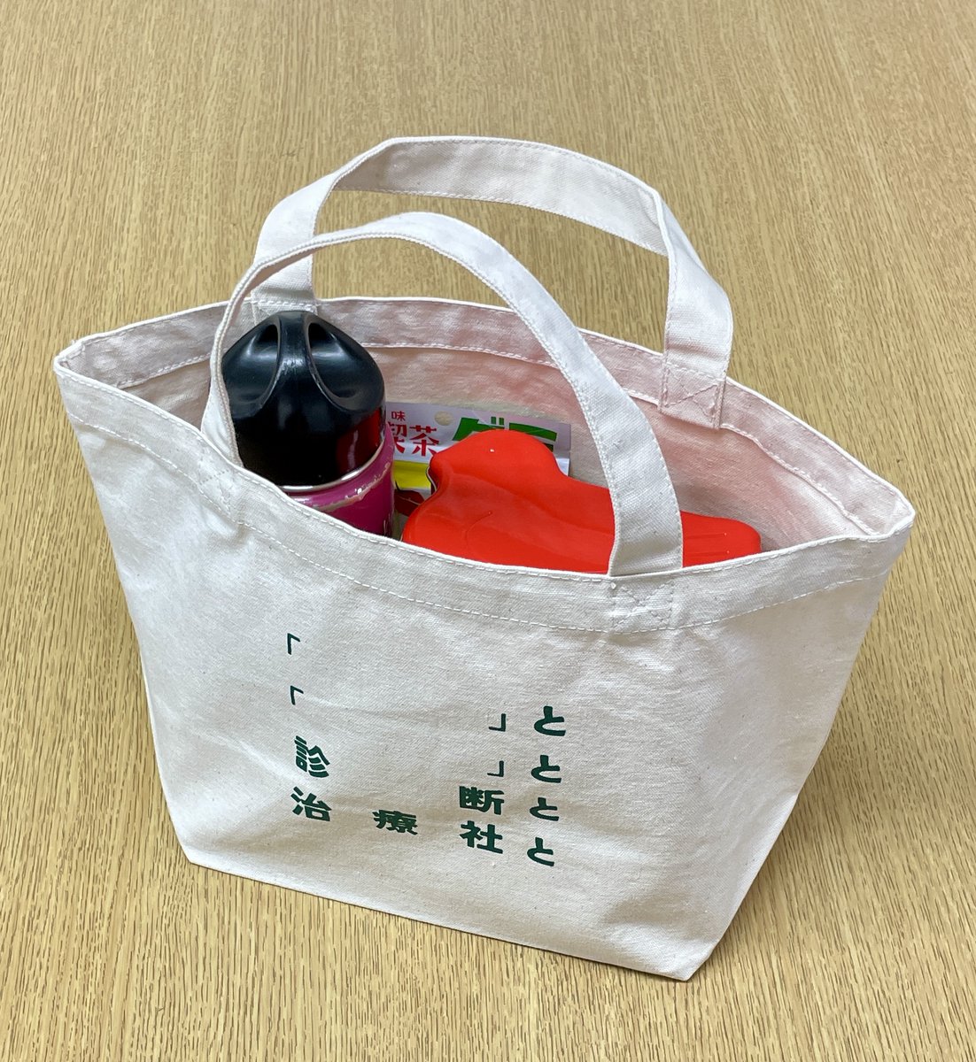 おひるのお弁当を職場の外でいただくのにぴったりな季節になりましたね．
というわけでそんな時期にイチオシしたい！弊社オリジナルの「ミニトートバッグ」のご案内をさせていただきます．