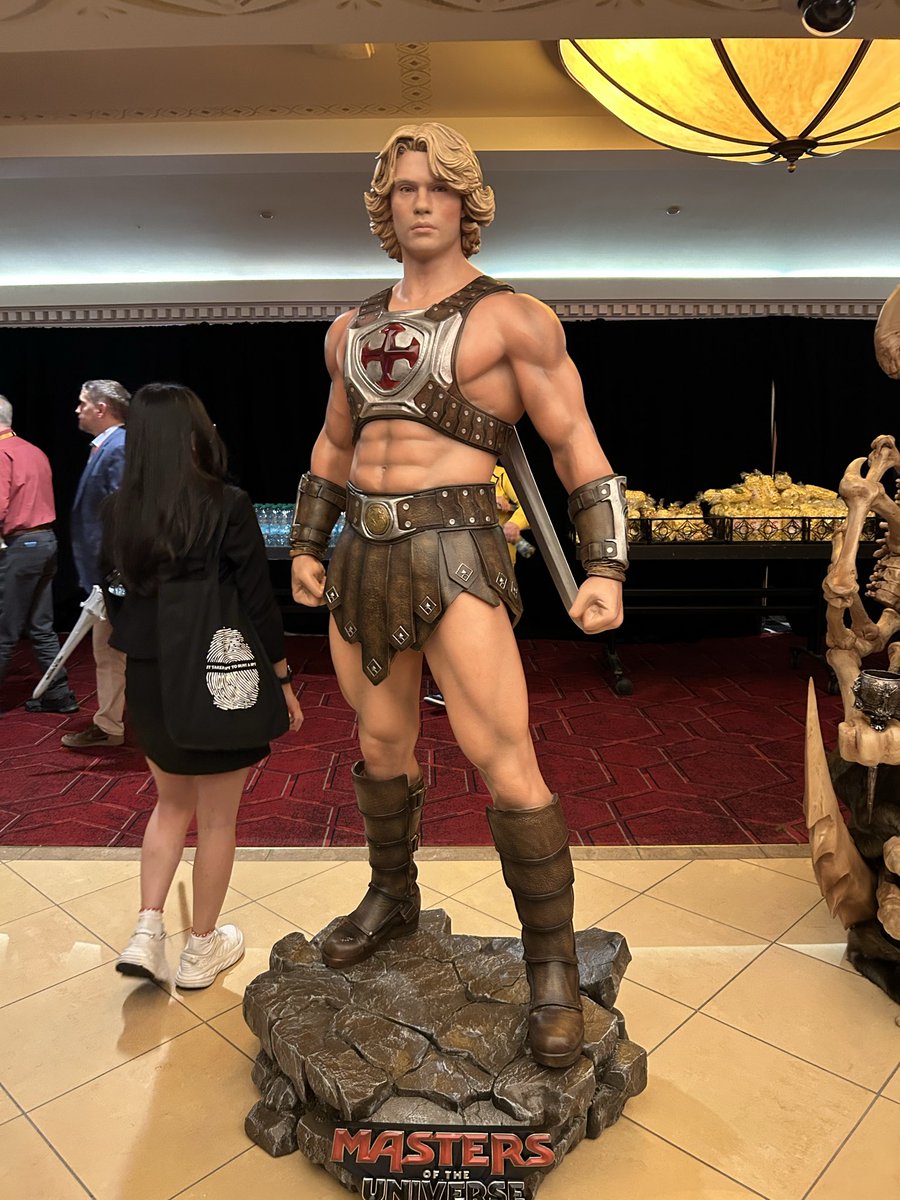 jeremy_kazieva's tweet image. #CinemaCon displaying #MastersofTheUniverse props ahead of the #AmazonMGMStudios panel 👀