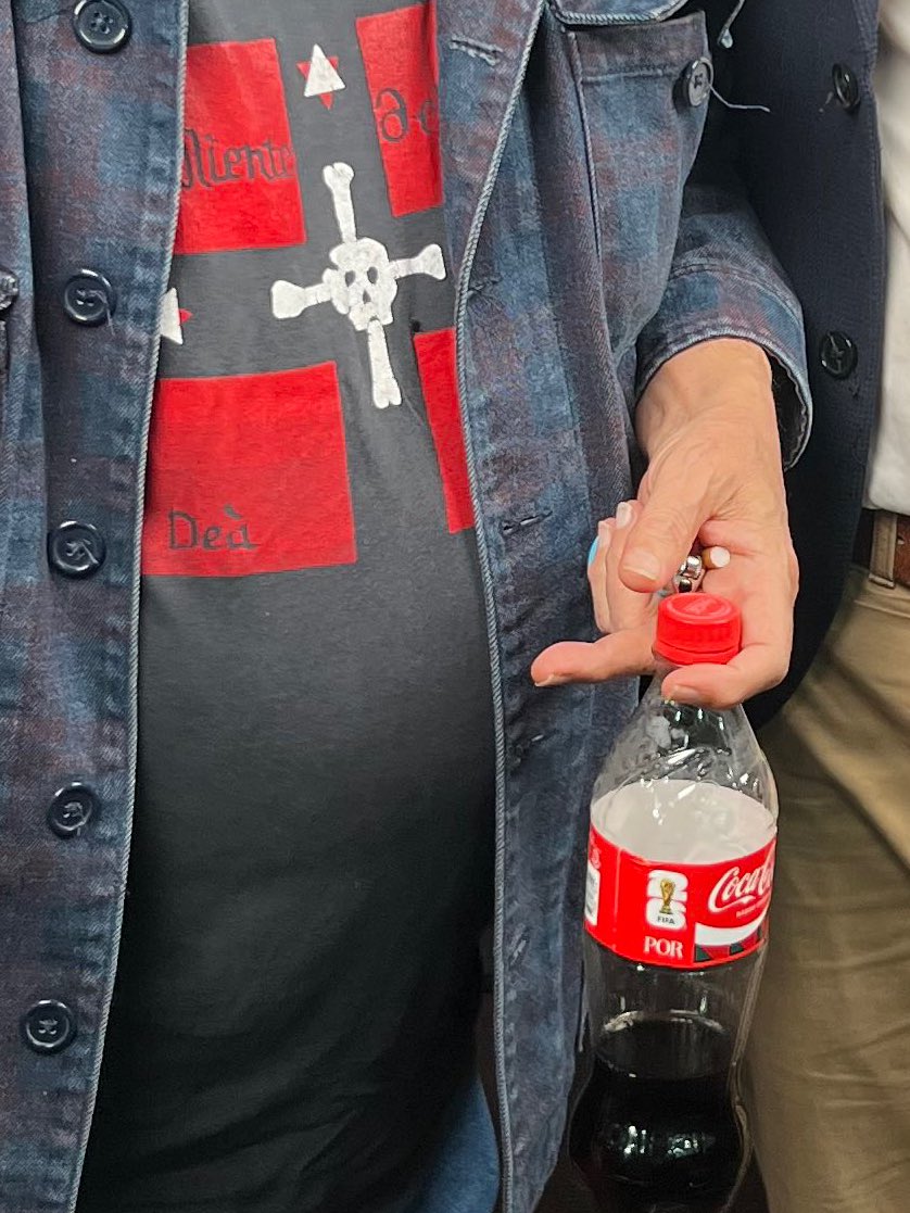 La bandera de Morelos y la cocacola del imperio yanqui.