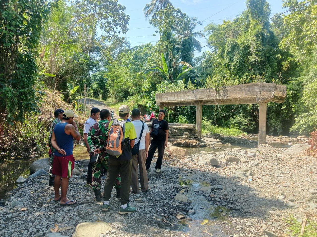 Kodam9Udayana's tweet image. Pasiter Kodim 1623/Karangasem Survei Lokasi Pembangunan Jembatan di Sungai Tukad Belong

#TNIManunggalRakyat #PembangunanDesa #JembatanGaruda #Karangasem #Infrastruktur