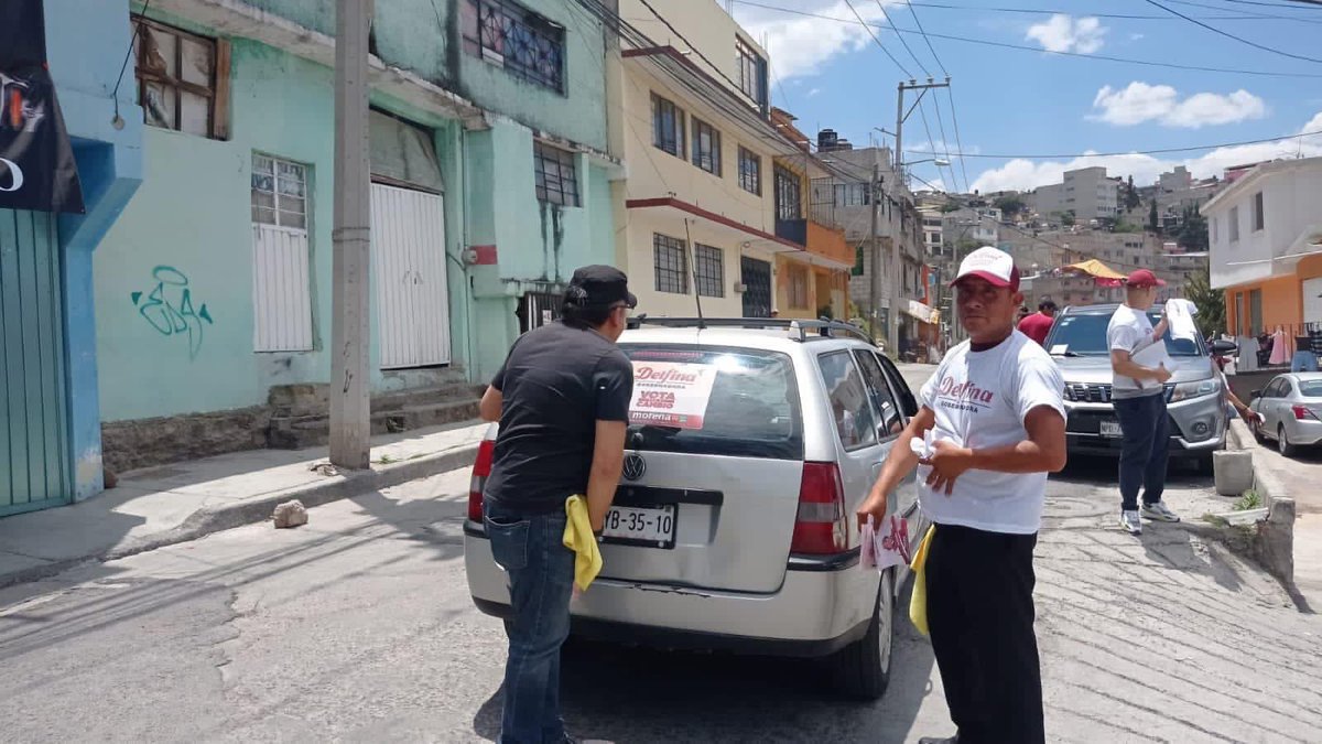 MauricioContigo's tweet photo. Un día como hoy, pero de 2023… “Hoy tocó brigadeo, tocar puertas y corazones, volantear, colocar lonas, micro perforados, y mover las conciencias, vamos por un cambio y recuperar la GRANDEZA de nuestro Estado de México, con @delfinagomeza es posible…!” Sin duda a tres años vamos por el camino correcto. Es un honor formar parte del equipo de trabajo de una mujer apasionada con su trabajo y testimonio de compromiso por los demás.