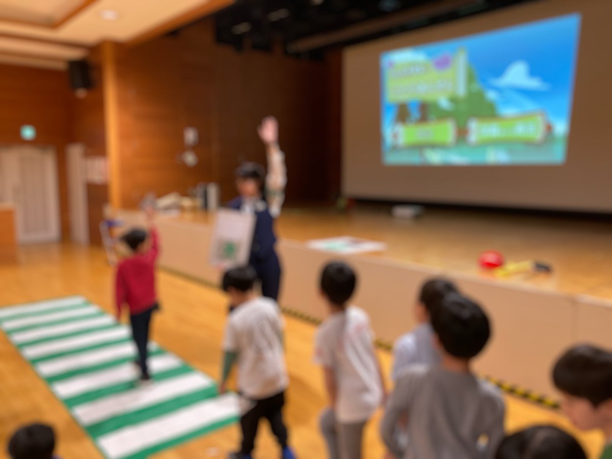 mitaeschool's tweet photo. 1年生 交通安全教室
高輪警察署の方にお越しいただき、３校時に1年生の交通安全教室を実施しました。初めに、映像を見ながら交通安全についての話を伺いました。後半は、横断歩道の安全な渡り方について、実際に練習しながら学びました。 https://t.co/a1mvhB1tUw