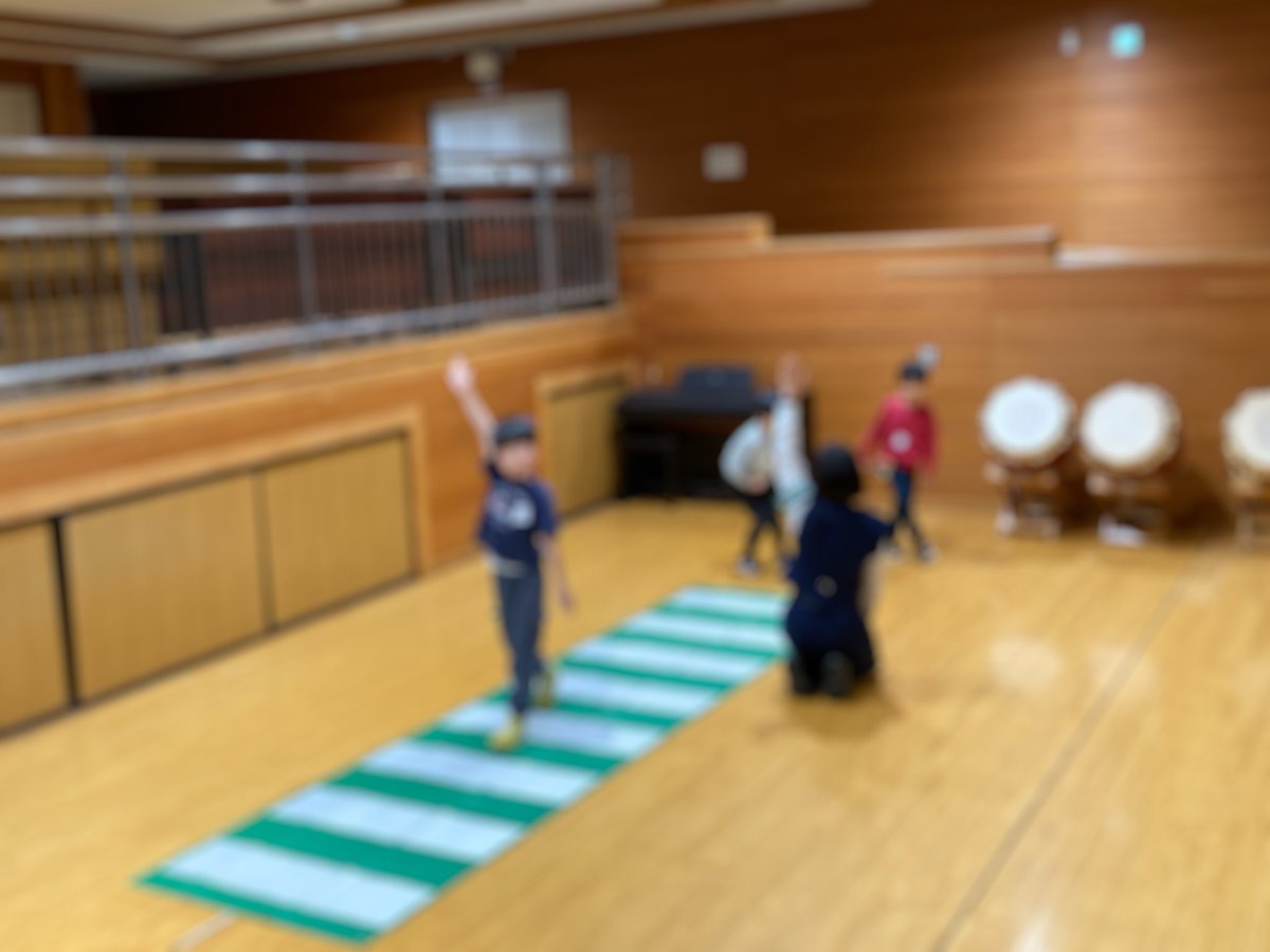 mitaeschool's tweet photo. 1年生 交通安全教室
高輪警察署の方にお越しいただき、３校時に1年生の交通安全教室を実施しました。初めに、映像を見ながら交通安全についての話を伺いました。後半は、横断歩道の安全な渡り方について、実際に練習しながら学びました。 https://t.co/a1mvhB1tUw