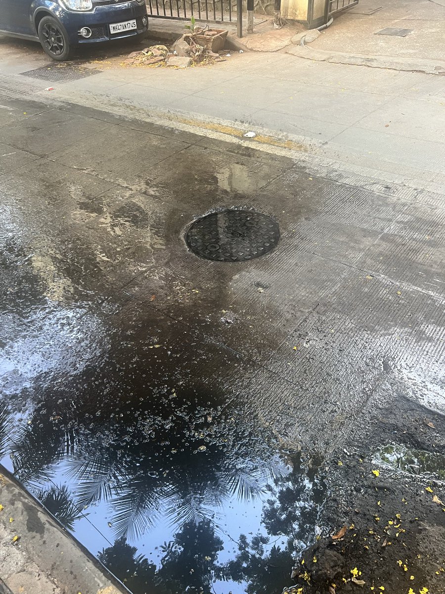 arvind_rao's tweet photo. This drain next to JBCN international Oshiwara - “K West Ward – Oshiwara/ Andheri W”  has been overflowing since last almost 3 weeks! 
Children and parents especially are finding it extremely difficult to move around as the smell and the water is disgusting @mybmc @mybmcwardKW https://t.co/WdKRF4CuvF