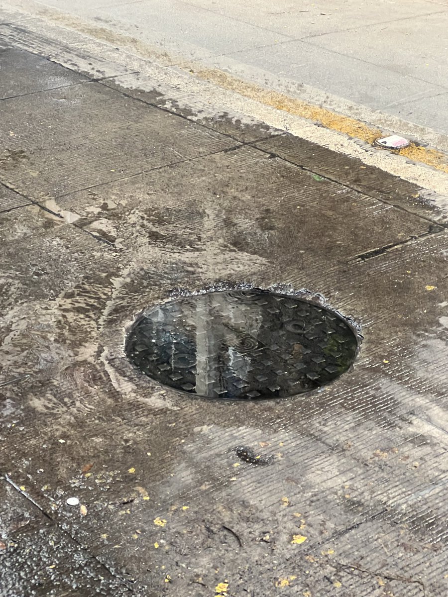 arvind_rao's tweet photo. This drain next to JBCN international Oshiwara - “K West Ward – Oshiwara/ Andheri W”  has been overflowing since last almost 3 weeks! 
Children and parents especially are finding it extremely difficult to move around as the smell and the water is disgusting @mybmc @mybmcwardKW https://t.co/WdKRF4CuvF