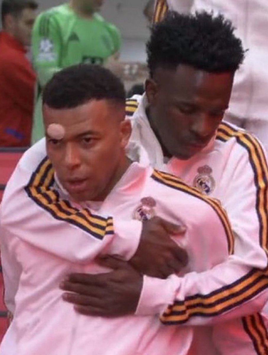 Empiezo a pensar que es Mbappé o Vinicius.

La cosa es:
¿Con quién te quedas?

Para mí son: el que ya demostró que puede ganar en el mejor club de la historia. (certeza)

y el que no ha ganado nada a nivel clubes pero es un monstruo con su selección. (incertidumbre)