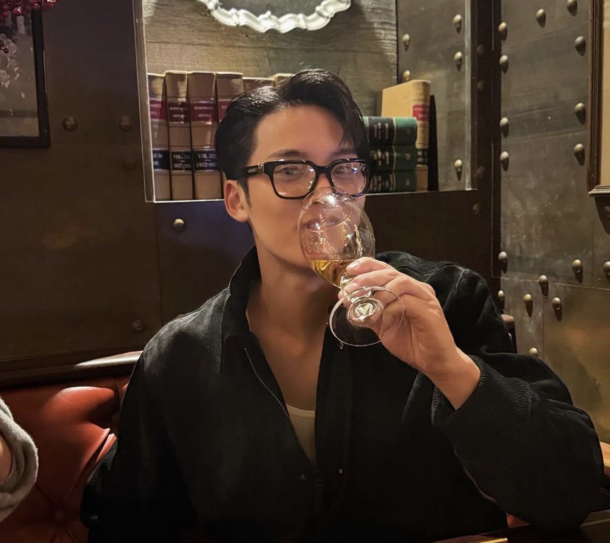 pao_casshua's tweet photo. siempre pienso en este mingyu en new york hace dos años, su yo no lo conociera y lo viera en la calle creo que fácilmente podría caer tan tan enamorada de él, de esos crushes q viste una vez pero q nunca olvidas https://t.co/7xP1b8OUfw