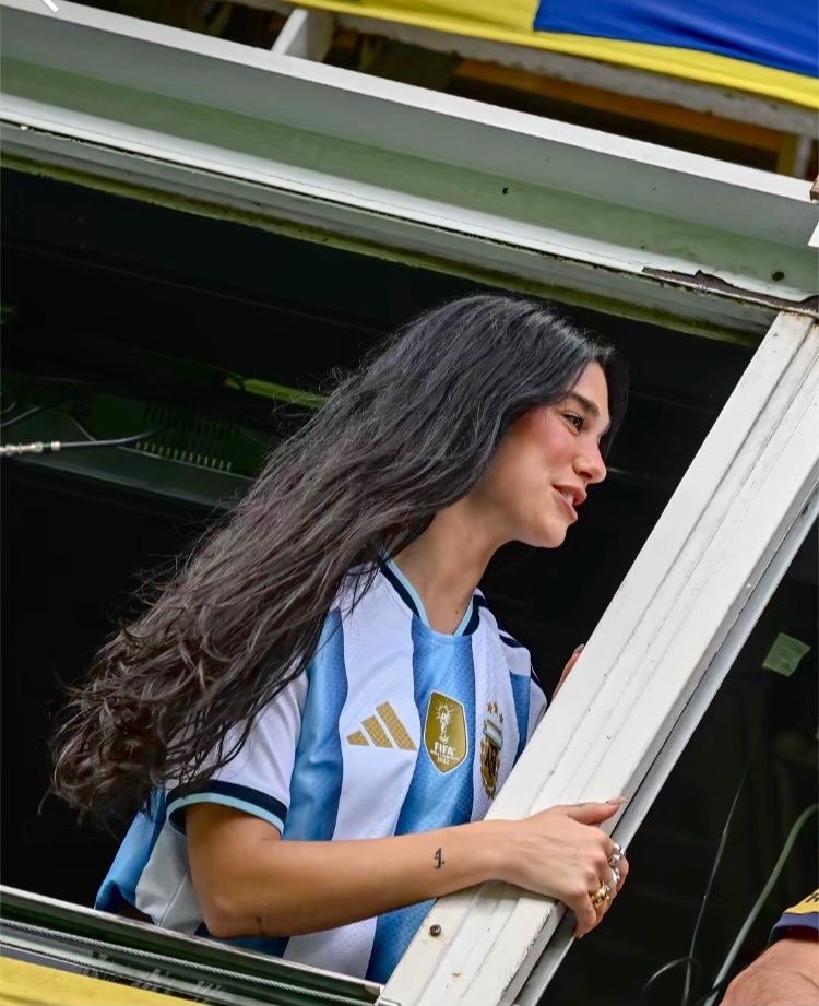 te extraño dua lipa con nuestra camiseta en la bombonera