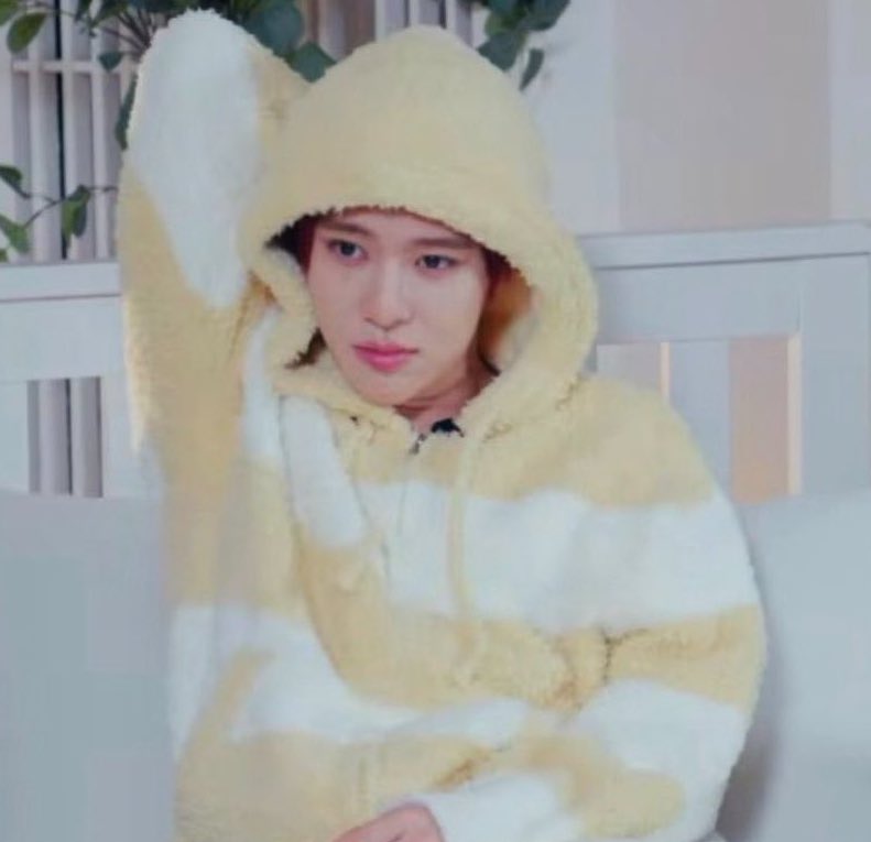 반려딸기로 키우려고 했으나 집을 그리워하는 까닭에 딸기농장으로 다시 보내줬더니 몇달만에 알아서 찾아옴
벨 눌러서 나가보니까 어 그때 그 딸..기..?
이제 딸기 아니래 농장에서 자길 딸기찹쌀떡집으로 팔아버려서ㅠ 모찌 되기 직전에 카스테라 가루 묻혀서 위장하고 도망쳐나왔대
-키워.
-(황당)