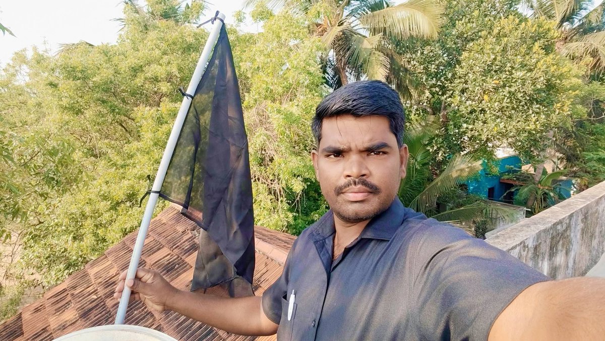 VCKSuresh24's tweet photo. பாஜக மோடி அரசு கொண்டு வரவுள்ள தொகுதி மறுவரையறையை கண்டித்து #தலைவர்_எழுச்சித்தமிழர் அவர்களின் ஆணைக்கிணங்க கருப்புச்சட்டை அணிந்து, எனது வீட்டின் மேல் கருப்புக்கொடி ஏற்றினேன். 

@thirumaofficial @velichamtvtamil https://t.co/CcILmOUkwR