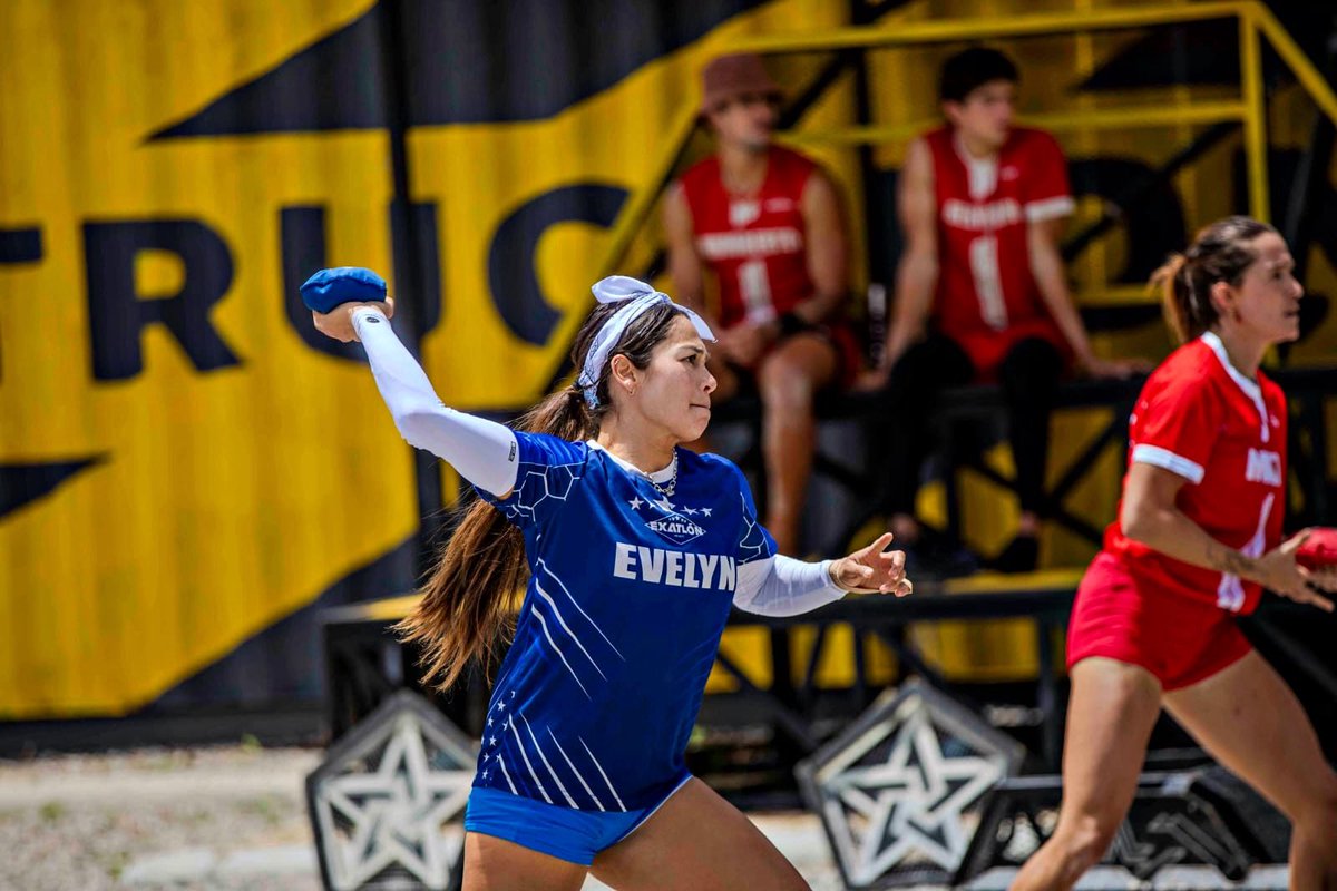 kokeeve_pics's tweet photo. OMG! REYNAAA, GANADORA DE LOS TOKENS! 😫💙

#ExatlónMéxico #BatallaColosal https://t.co/BW5xzH4TIE
