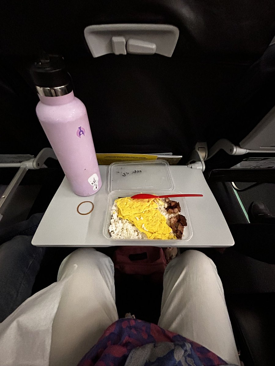 lowisoik's tweet photo. telor dadar (dan babi panggang) tersusah ditelan sepanjang masa soalnya makan sambil berurai air mata, krn sedih bgt balik ke rantau apalagi ini bekal disiapin mamake🥹 https://t.co/uJAYesFBVw