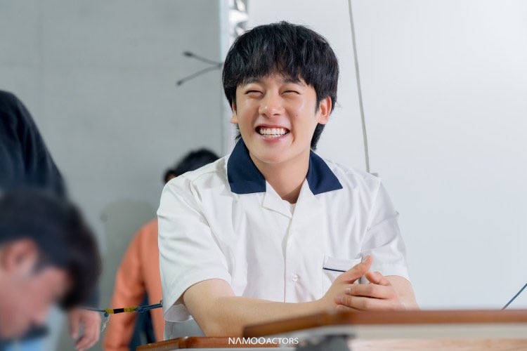 ผูกพันกับบงซอกที่เป็นอีจองฮามาก การเปลี่ยนนักแสดงเป็นอะไรที่นอยสุดเวลาดูซีรีส์ (กุเป็นทุกเรื่อง) แค่คิดว่าจริงๆ มันไม่ต้องเปลี่ยนก็ได้นิ Moving ยังไปต่อได้อีกหลายซซถ้าจะทำ ถ้าไม่รอจองฮา ก็ให้บงซอกไปทำภารกิจก่อนในซซ2 แล้วกลับมาในซีซั่นต่อไป เห้อ นสดที่มารับบทแทนก็คงกดดันไม่น้อยล่ะ