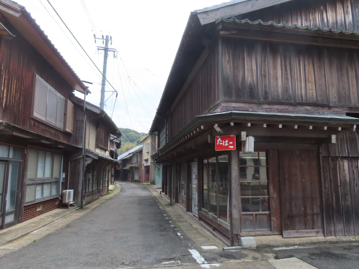 momoshima_jun's tweet photo. 島の重伝建である神浦集落。
あまりにも良すぎて時間が溶けていった。
#的山大島 https://t.co/dXNs8sb6VP