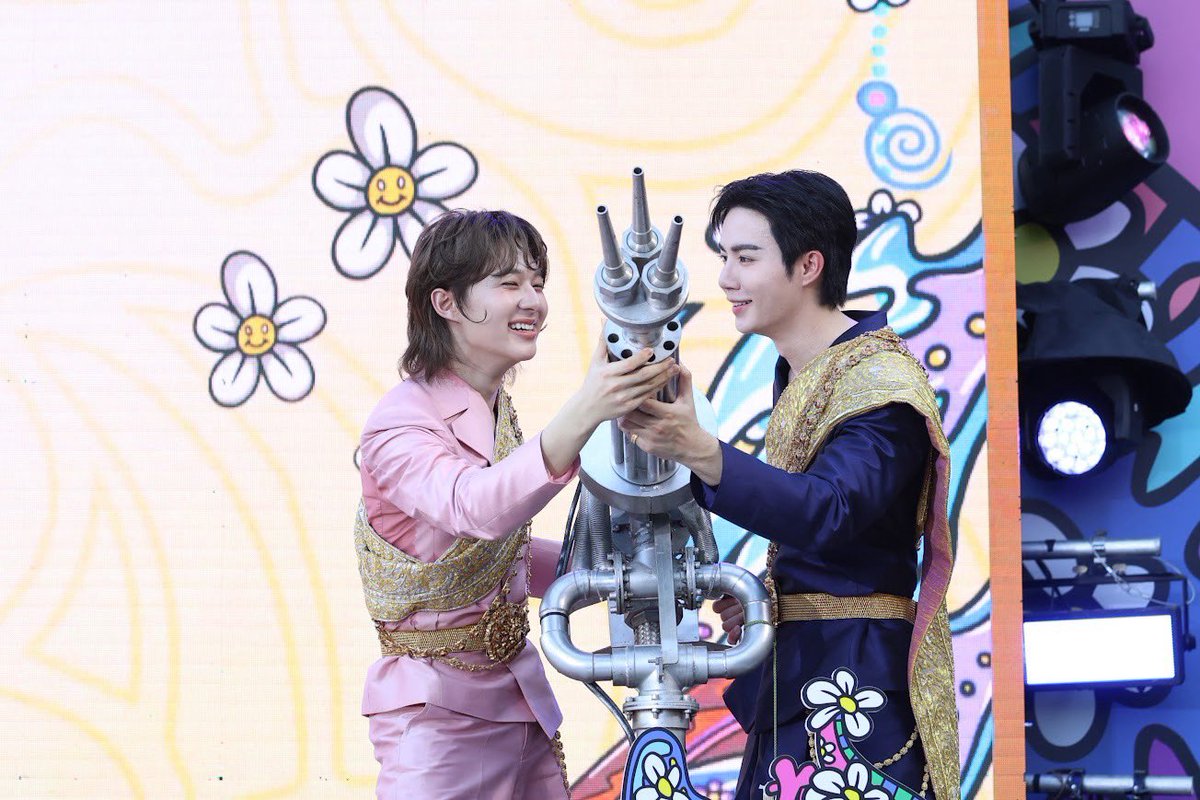 LookARound tweet media