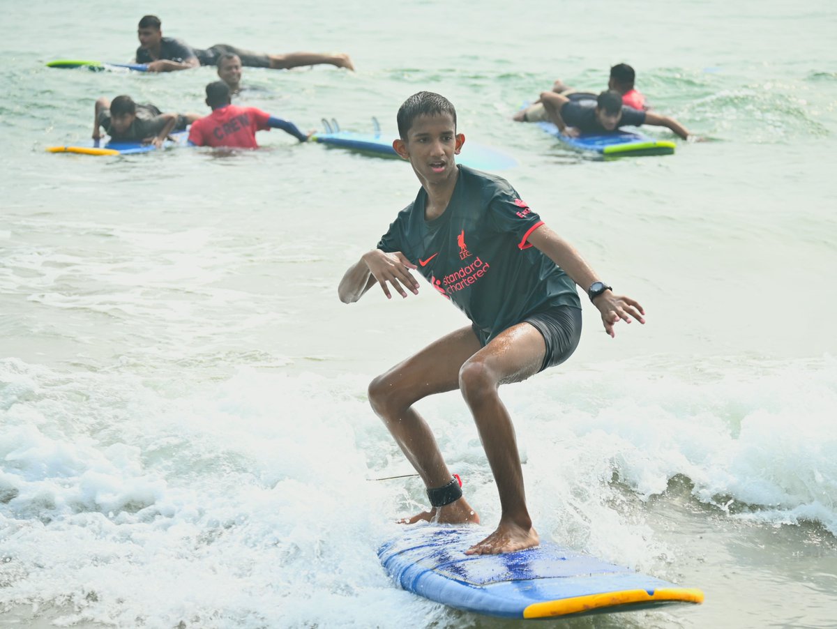 IN_HQENC's tweet image. 🌊𝙎𝙪𝙣, 𝙎𝙖𝙣𝙙 &amp;amp; 𝙎𝙚𝙖 – 𝙋𝙧𝙤𝙢𝙤𝙩𝙞𝙣𝙜 𝙈𝙖𝙧𝙞𝙩𝙞𝙢𝙚 𝙎𝙥𝙞𝙧𝙞𝙩

⚓️Indian Naval Watermanship Training Centre, #Visakhapatnam @IN_Circars conducted the Circars Surf Camp on 11–12 Apr 2026, promoting watermanship, adventure, fitness and #maritime awareness. 

💫 Held