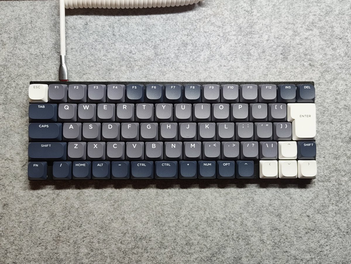 zeromaruru's tweet photo. @alg0002 

初めての自作キーボード（組立キット）完成しました〜！！
興味本位でダイオードを表面実装タイプにしてしまったのが最大の苦行ポイントでしたw

#Teihai70H https://t.co/mFrDHOsQpu