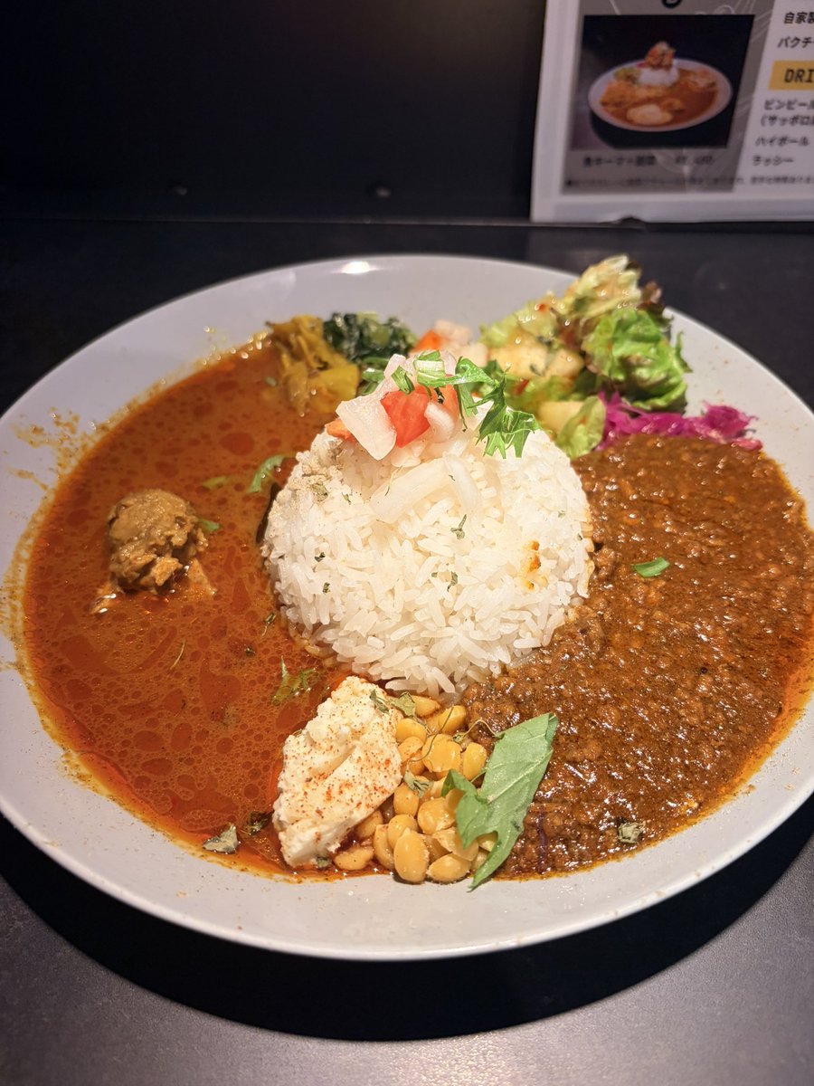 旧友の元バンドマンが引退後にカレー屋をやっていた。でもしばらくカレー屋辞めてて、何があったんかは聞いてないが、男がやりたいことやれなくなった時点で、言葉にするまでもなく紆余曲折あったんやろう。そいつがカレー屋を新しくまた始めた。姿勢も味も最高。みんな行ってね。

#shinmachicurry