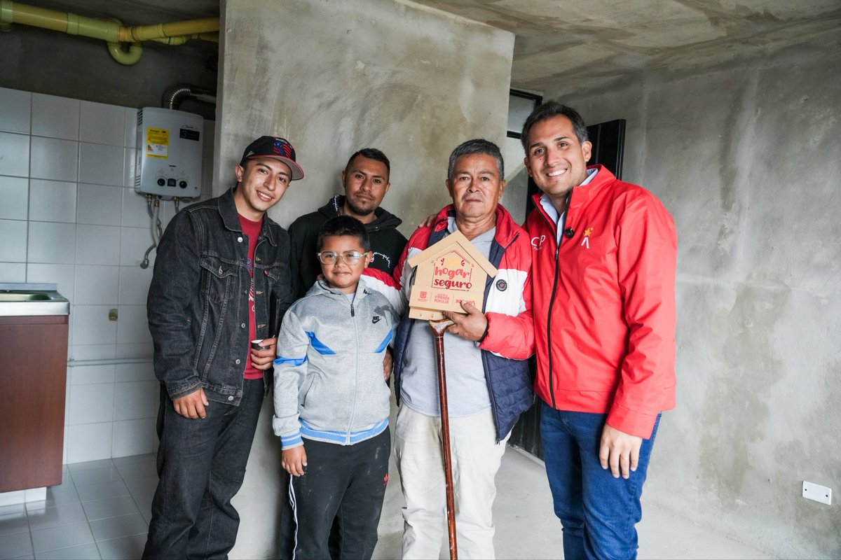 Día 5 de la entrega de apartamentos en San Cristóbal: seguimos entregando las llaves de vivienda segura que transforma la vida de miles de familias que antes habitaban zonas de alto riesgo.
Hoy llegan a hogares dignos, en óptimas condiciones, donde empieza una nueva historia.