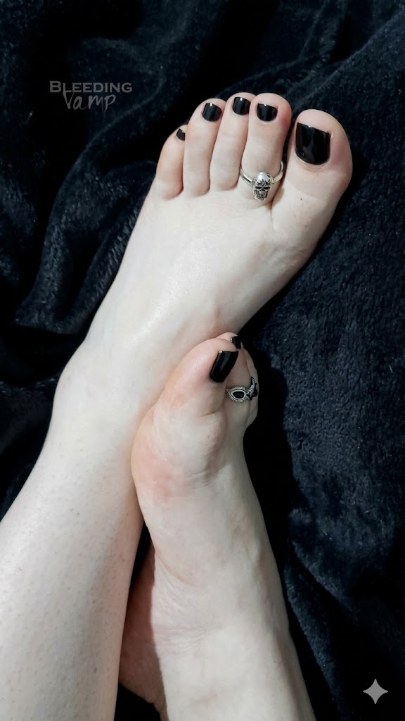 BVampFt's tweet photo. The crypt has no master... but it has rituals that require a little bit of silver. 💍🩸Did you like how my rings shine in the shadows of the night? Let me read your dark desires... 🌙🕸️#SilverRings #GothBabe #AltModel #BleedingVamp" https://t.co/kRvGwR6APJ