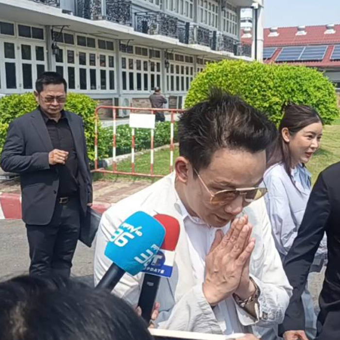 VoiceTVOfficial's tweet image. 📌วันนี้ (16 เมษายน 2569) 'พานทองแท้ ชินวัตร' พร้อมด้วย 'ณัฐฐิญา ปวงคำ' ภรรยา เดินทางเข้าเยี่ยมอดีตนายกฯทักษิณ ชินวัตร ที่เรือนจำกลางคลองเปรม โดยปัจจุบันอดีตนายกฯทักษิณถูกคุมขังอยู่ภายในเรือนจำฯ เป็นระยะเวลา 7 เดือนแล้ว (ครบ 7 เดือนในวันที่ 9 เมษายน 2569)
#Voice #ทักษิณชินวัตร