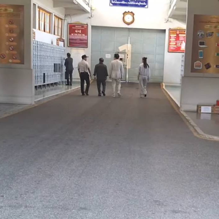 VoiceTVOfficial's tweet image. 📌วันนี้ (16 เมษายน 2569) 'พานทองแท้ ชินวัตร' พร้อมด้วย 'ณัฐฐิญา ปวงคำ' ภรรยา เดินทางเข้าเยี่ยมอดีตนายกฯทักษิณ ชินวัตร ที่เรือนจำกลางคลองเปรม โดยปัจจุบันอดีตนายกฯทักษิณถูกคุมขังอยู่ภายในเรือนจำฯ เป็นระยะเวลา 7 เดือนแล้ว (ครบ 7 เดือนในวันที่ 9 เมษายน 2569)
#Voice #ทักษิณชินวัตร