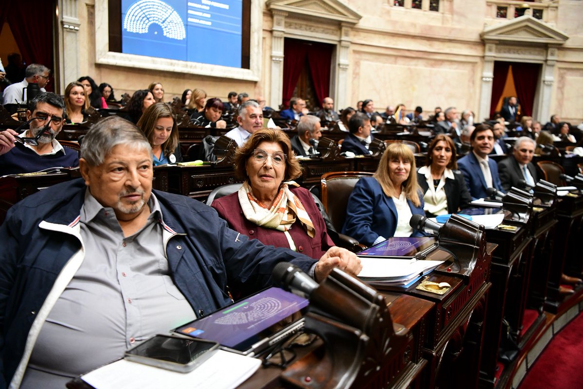 NederEstela's tweet photo. 🏛️ | SESIÓN ESPECIAL

Hoy en el Congreso se discute algo esencial: el agua.
Los glaciares son reservas estratégicas y no pueden quedar a merced de intereses económicos. Nuestra postura es clara: rechazo total a esta modificación. https://t.co/NjI4ayEbRo