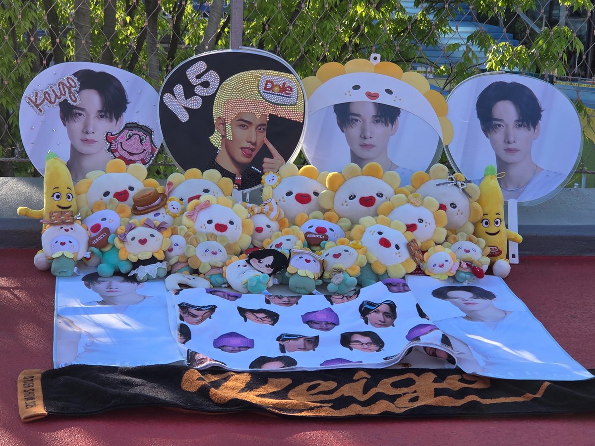 meganeko tweet media