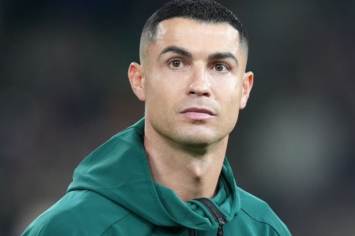 🗣️ Cristiano Ronaldo: "My wife (Georgina) tells me, 'Our kids are going to catch a cold being barefoot.' It's the complete opposite… The body needs discomfort to get stronger.

For years, the cold has been part of my routine. I use cryotherapy, cold showers, compression