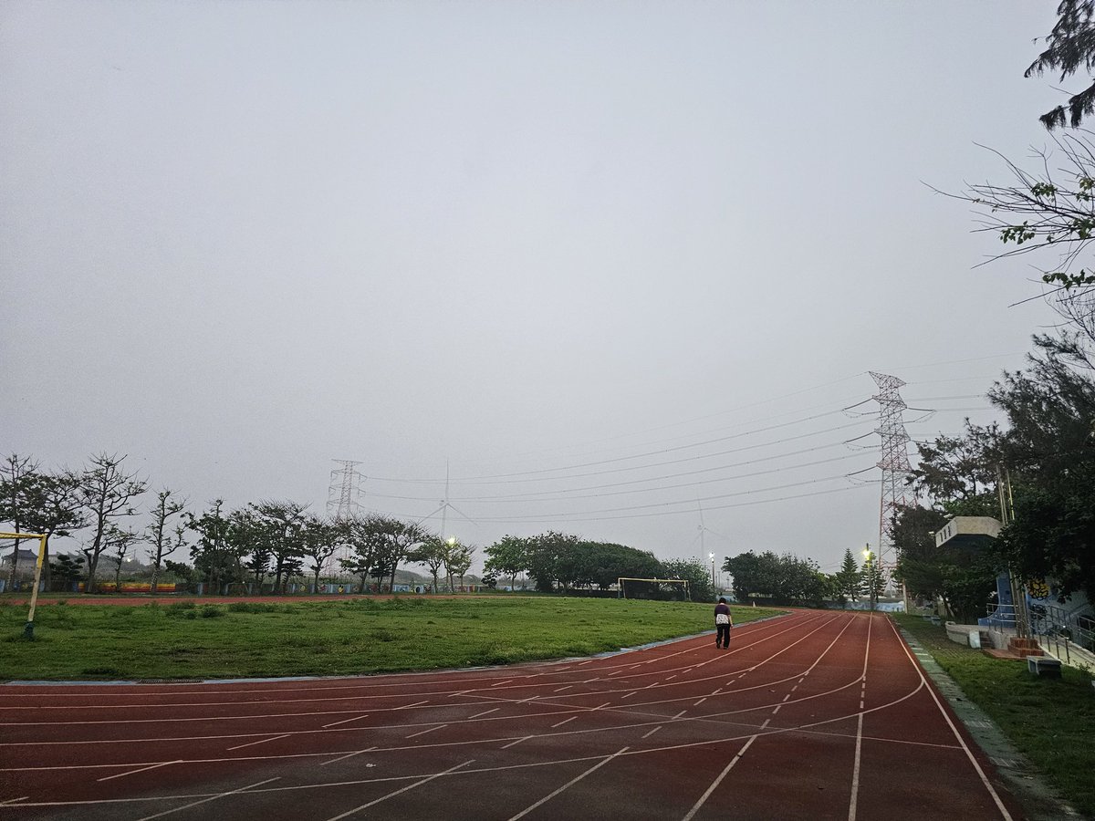 vito770708's tweet photo. 久違的晨跑，清晨五點多的街道還帶著些霧氣，路燈微亮，城市還沒完全醒來。一個人運動其實很容易偷懶，總想著明天再開始，久了動力就慢慢消失。今天剛好睡不著，乾脆早起出門跑步，繞著操場慢慢跑，看著天空一點點變亮，空氣也特別清新。只有幾公里，但流汗的感覺很舒服，提醒自己要把運動習慣找回來。 https://t.co/j5itDb8tau