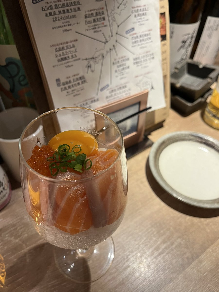 penta_happy3's tweet photo. サーモンイクラ
卵かけご飯🤤 https://t.co/akgb1YJORN